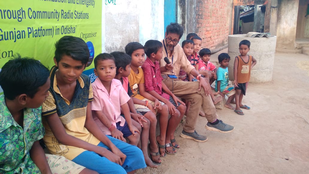 radiogunjan's tweet photo. #routineimmunisation @UNICEFIndia @ShahAnsariLive @niyazlive @YoungIndiaIN @radiogunjan narrowcasting at the village Dhamnamunda, Bargarh https://t.co/pgNgmf2GWx