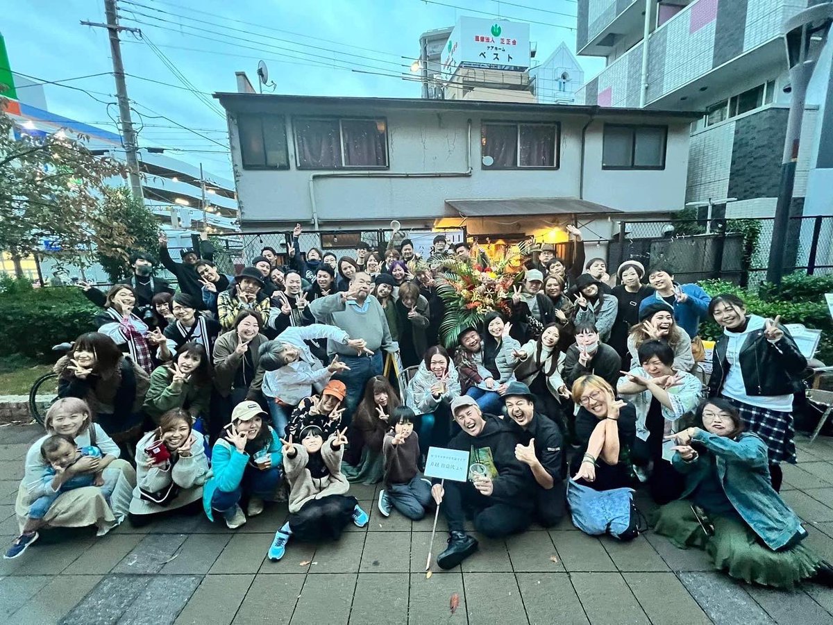 SUNZGROUP's tweet photo. 昨日は京橋セブンデイズ@SEVENDAYS_OSAKA にてグループ代表 三山哲緒@MiyamaTetsuo の生誕祭が行われました！
手前味噌になりますが、代表のミュージシャンとしての姿もめちゃくちゃかっこいいんです！参加してくださった皆様、ありがとうございました！
#SUNZGROUP #ミュージシャン社長 #46祭 https://t.co/xN5uTzU3gK