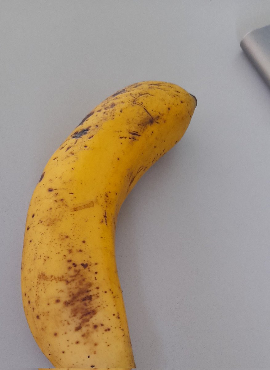 tongamp_g's tweet photo. Eating the happy fruit π now just to keep me laughing on this powerless day. Of all days, on monday. #pngpower #happyfruit #superfood https://t.co/3itw98u2eG