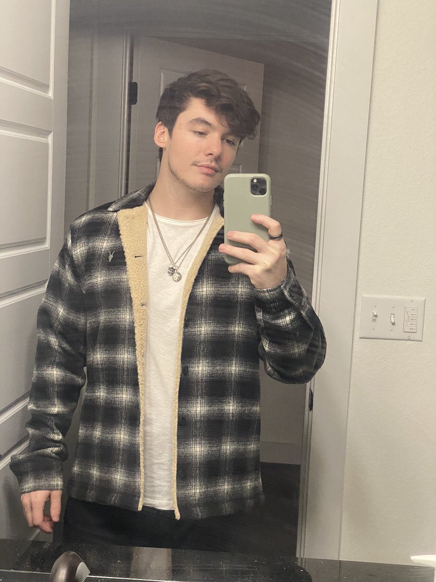 omenplayer69's tweet photo. 1 or 2 for concert tn? 😳 https://t.co/laVKiDRucD
