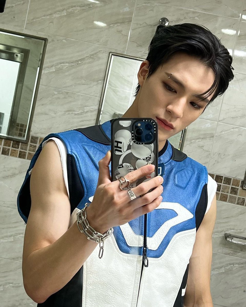 Selfie no espelho de uns tempos atrás 🤙.