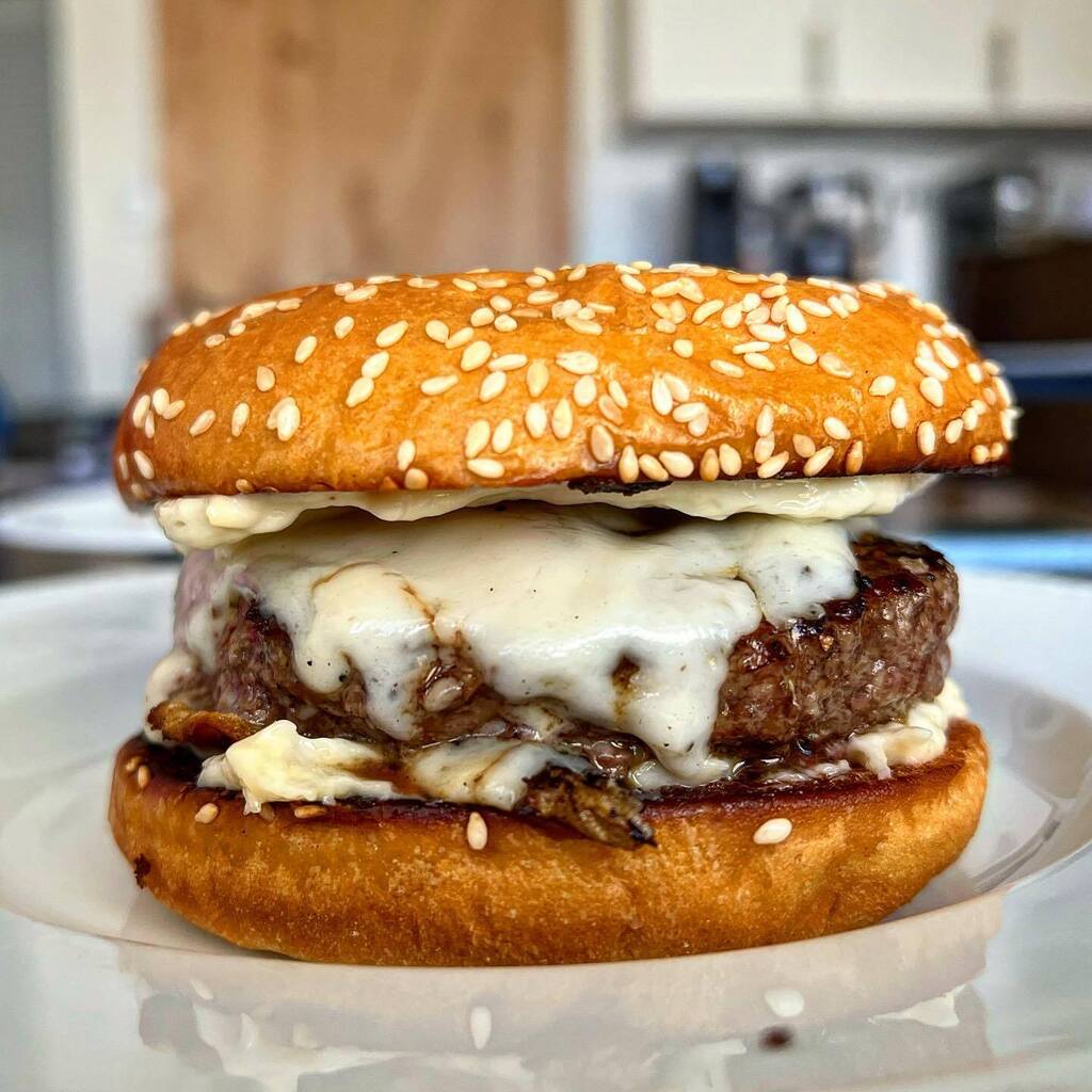 Roasted garlic mayo, truffled cheese, and the beef on a buttered and toasted bun.

Palena vibes. instagr.am/p/ClNJG0cNQ0y/
