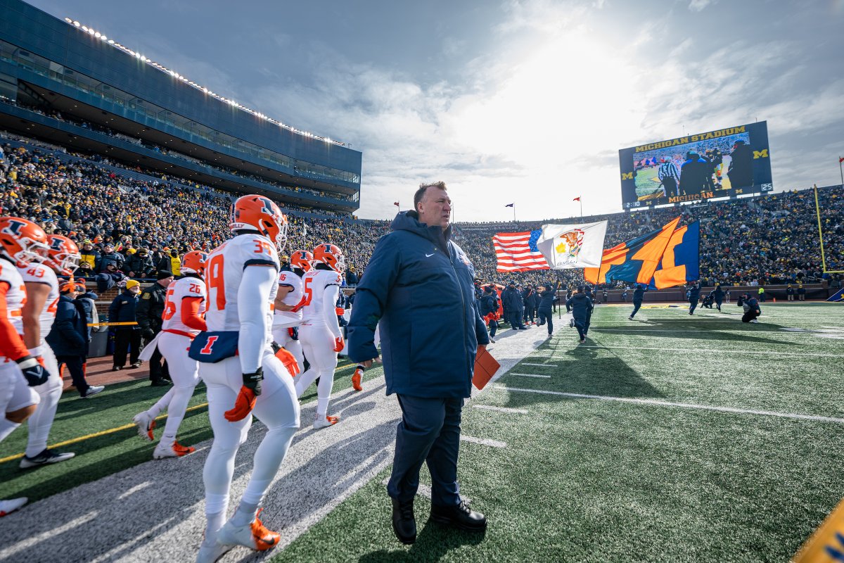 adzilis's tweet photo. My photo gallery from the #Illini football team's heartbreaking loss to No. 3 Michigan yesterday: https://t.co/nxbrRQ5UqS https://t.co/4FCJLN50sB
