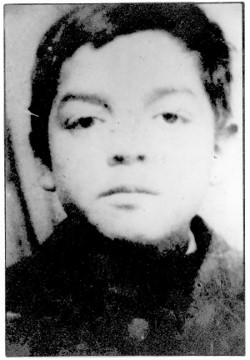 DondeEstanCL's tweet photo. #DetenidosDesaparecidos 🌹
¿Dónde está Mario Salinas Vera?

Estudiante de 16 años, fue detenido el día 20 de octubre de 1973 en la Población Nogales, un grupo de Militares que llegaron al sector donde vivía. La foto, Mario de niño, es la única que existe.

¡Ni perdón ni olvido! https://t.co/956Otcrkh0