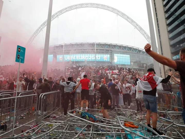 Alfredd978's tweet photo. @jj23410 @realJohnKotyk @Cernovich Piers Morgan sarcastically:

 "It is unfortunate that the English fans will not be able to drink alcohol in the World Cup stadiums, especially after their exemplary behavior in the Euro final."  😂 https://t.co/TKizGvTywY