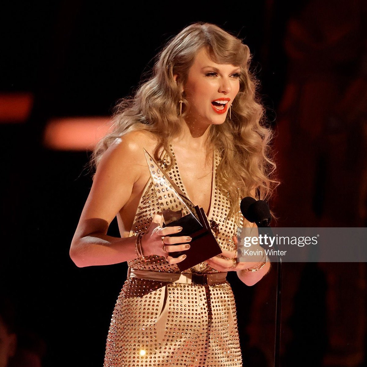 fairyytaleswift's tweet photo. oh darling don’t you ever grow up https://t.co/sYMi71cYKY