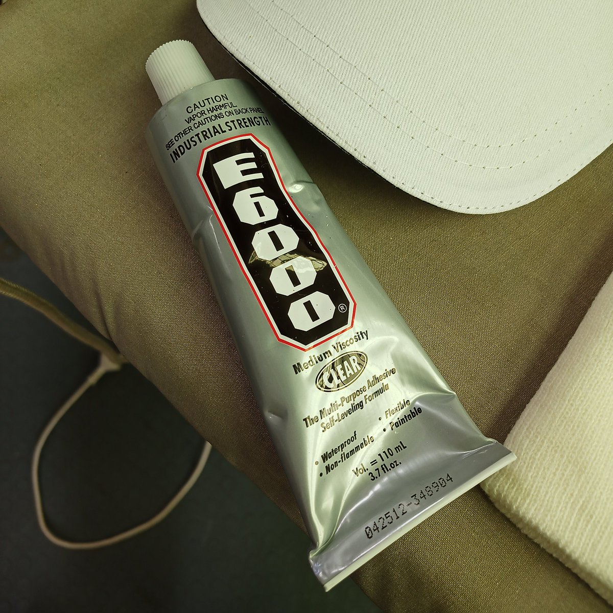 I swear to god my internalized sexism about crafting is going to get me killed, I literally thought it was "chill little happy home crafter" glue and then she posts this😣