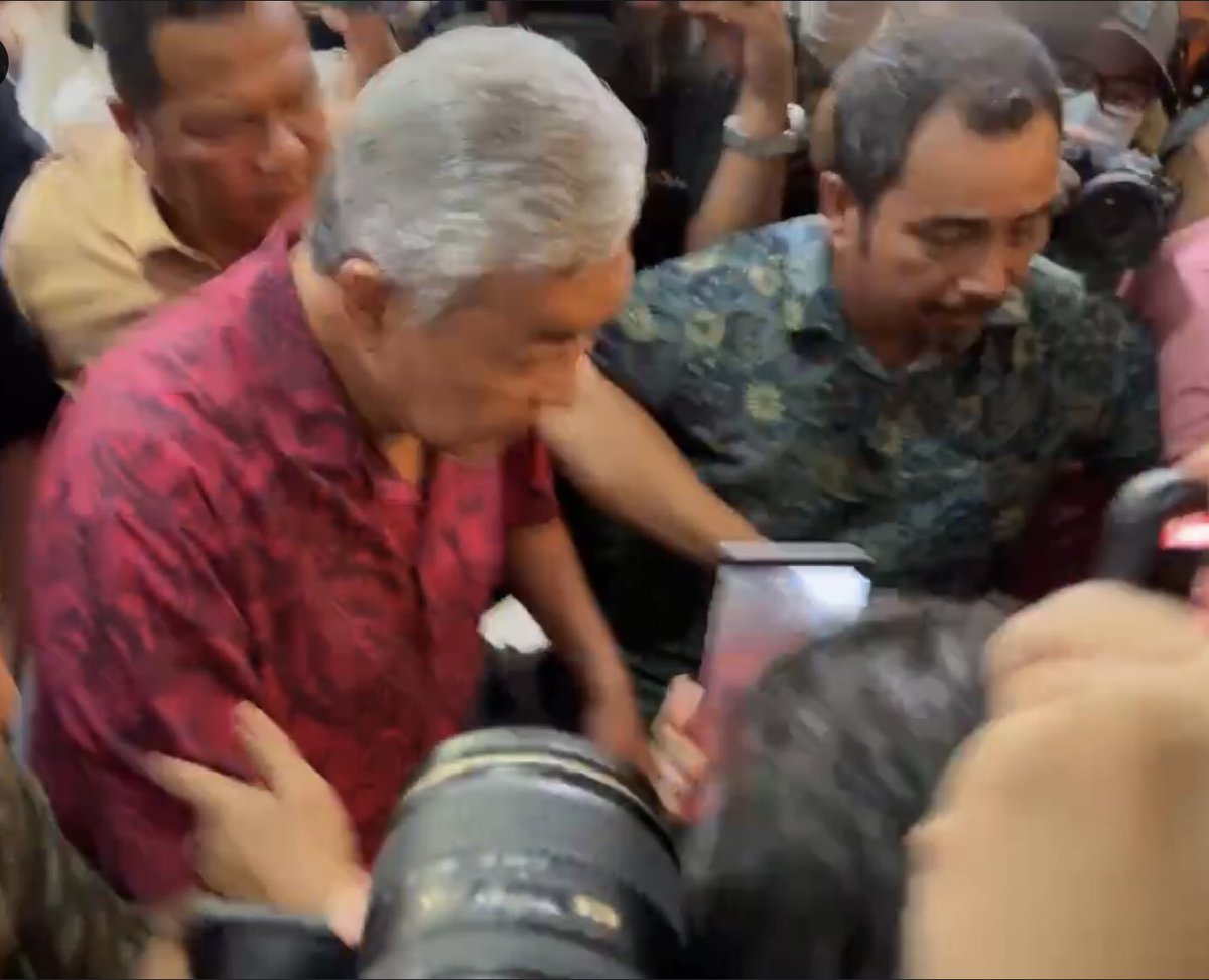 redzuanNewsMPB's tweet photo. Satu perjumpaan antara pemimpin Pakatan Harapan dan Barisan Nasional sedang berlangsung di Hotel Sri Pacific, KL ketika ini.

Antara yang kelihatan tiba Zahid Hamidi, Ahmad Maslan, Wee Ka Siong, Saifuddin Nasution, Mohaamad Sabu https://t.co/bYceDIoQAC