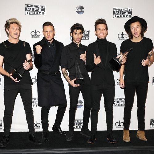 daylighhhhts's tweet photo. D I R E C T I O N E R S we’re still here
I’m voting for #OneDirection “Story of My Life” (2013) for #AMAsFanFavorite at #AMAs 

D I R E C T I O N E R S we’re still here https://t.co/sD06K67BUs