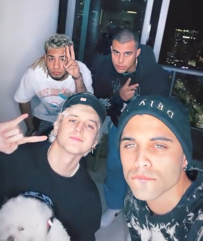 cncoplace's tweet photo. Buenas noches hermosxs! , pasaba a decirles que los chicos les desean una preciosa noche , que descansen , que esperan que hoy hallan tenido un hermoso día y que se halla alimentando muy bien , ellos los aman mucho , y siempre estarán orgullosos de ustedes, que descansen.🫶🏻💚 https://t.co/cD0v4JEm0Z