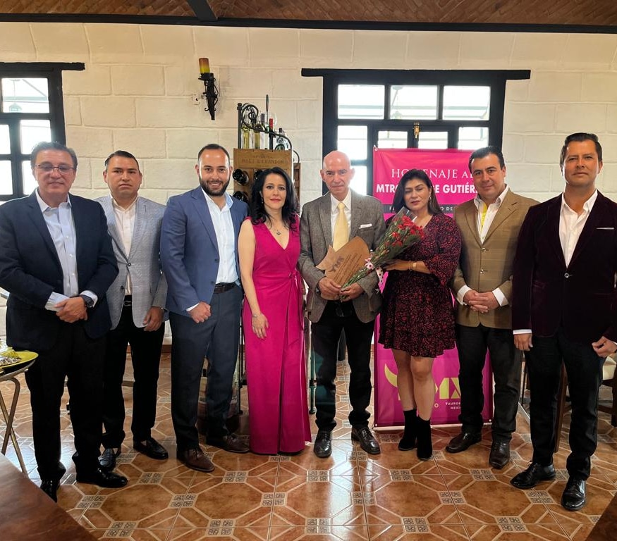 tmxhidalgo's tweet photo. La tarde del 19 de nov éste Capítulo rindió un emotivo homenaje al mas grande torero que ha dado esta tierra y última gran figura del toreo en México "El Coloso de Tula" Jorge Gutiérrez, justamente unos días después de que la Plaza Vicente Segura de Pachuca cumpliera 44 años. https://t.co/CvrZxMVk4x