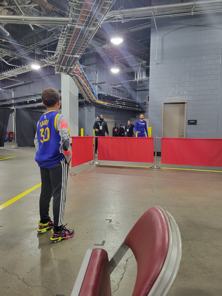 JamieHoard's tweet photo. @StephenCurry30 You made my boys night! Thanks for everything you instill in the youth across the nation. #1fan https://t.co/W7sBkY6mCq