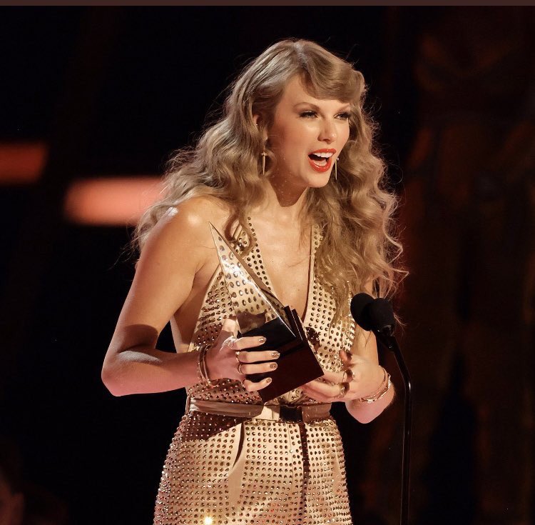 folkloreroads's tweet photo. @taylornation13 SO BEYONG PROUD #AMAs @taylornation13 just look at her 🥹🥹🥹 https://t.co/SyOLiEZV2u