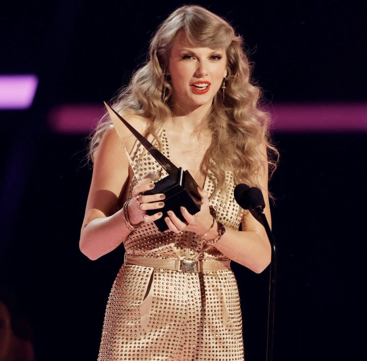 folkloreroads's tweet photo. @taylornation13 SO BEYONG PROUD #AMAs @taylornation13 just look at her 🥹🥹🥹 https://t.co/SyOLiEZV2u
