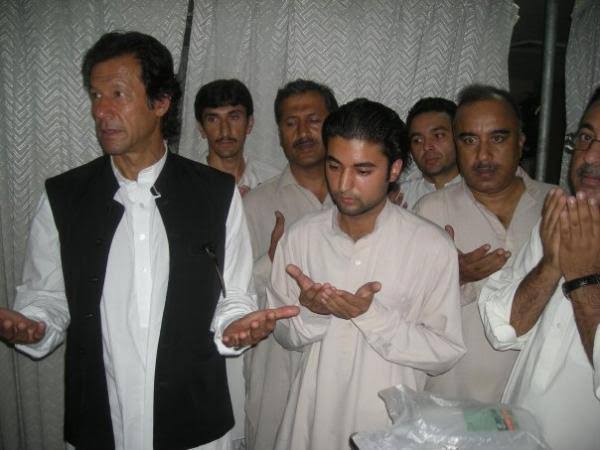 عمران خان اور مراد سعید کے درمیان آپس میں ایسا کیا ہوتا رہا
کہ ریحام خان جیسی ایک بولڈ عورت بھی چیخ اٹھی
یہ پہیلی ابھی تک سلجھی نہں