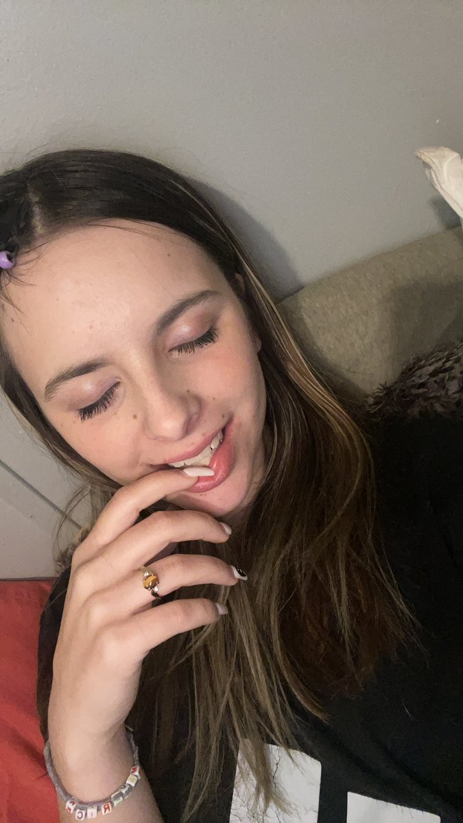 EmmaMay6318's tweet photo. Gonna stay on this live till I’m asleep😘 come check it out #onlyfans #adult #teen #onlyfansbabe #onlyfansFree #Sleepover https://t.co/2YTzq4bnMm