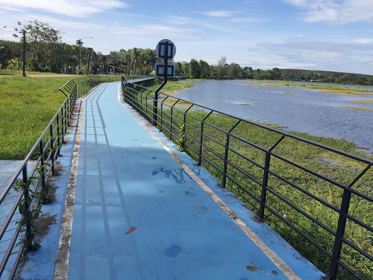 Ajarncom's tweet image. Our hotel has bikes for guests to use so they can do the 11km bike track around the lake. Oh well, maybe next time.
#TratProvince