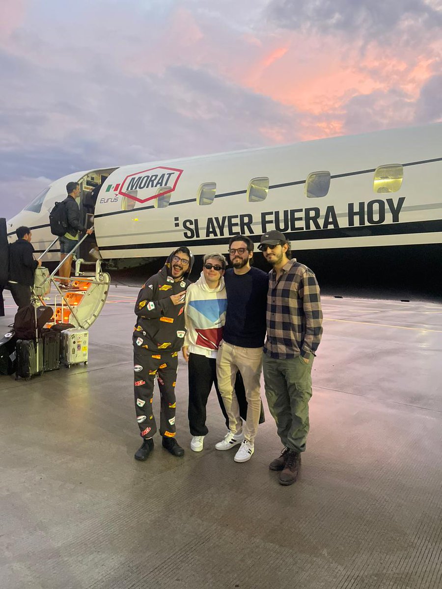 elsalvador's tweet photo. #DeDiversión | La banda colombiana de pop latino, @MoratBanda, ya arribó a #ElSalvador y lo hizo en su propio avión. Foto: Cortesía/@TwoShows https://t.co/C5VS8Jf6ks