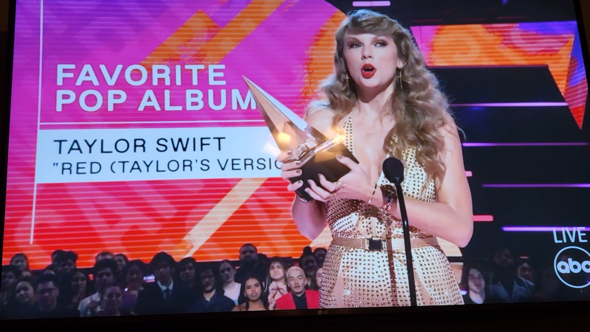 KidzMic's tweet photo. Who else is watching the AMAs!? Where are the Taylor stans at? Love that she showed love to her tour band!
#AMAs
#TaylorSwift
-kira kidzmic founder :) https://t.co/pSIlisqMaN