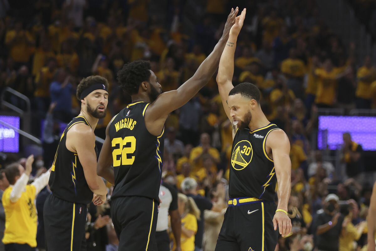 ClutchTimeArg's tweet photo. Entre Klay Thompson (10), Stephen Curry (7), y Andrew Wiggins (6) anotaron 23 triples esta noche. Es la máxima cifra para un trío en un mismo partido en toda la historia de la NBA. https://t.co/sbyMPwTLm2