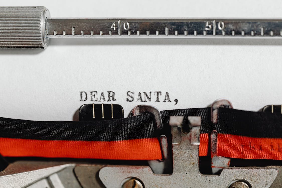 sanclemente01's tweet photo. Santa is coming to the San Clemente Municipal Pier on December 11, 2022! Also, some special guests will sing holiday happiness and Christmas music in the background. https://t.co/fvrT2xZ56S https://t.co/TBcPAtMpPo