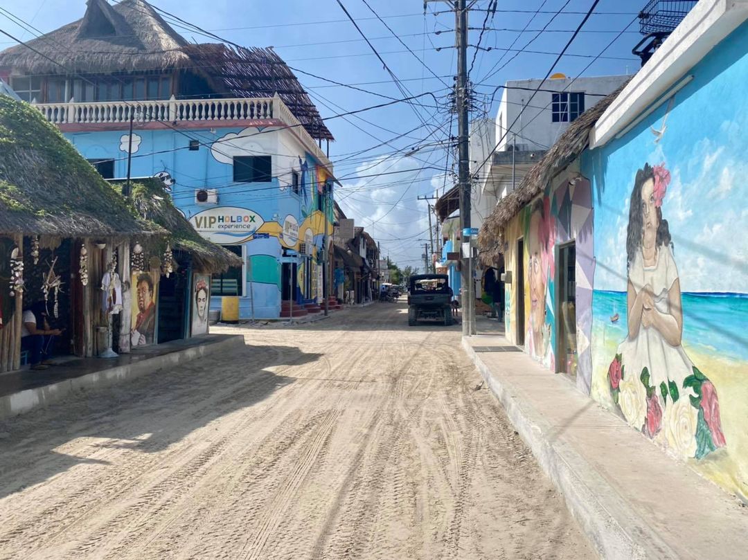 KRCantu02's tweet photo. Caminando por las calles del centro encontrarás variedad de sitios para cenar, admirar o fotografiar. Disfrutando en Holbox 🏝 #QuintanaRoo "IslaHolbox" https://t.co/IOgVMZv937