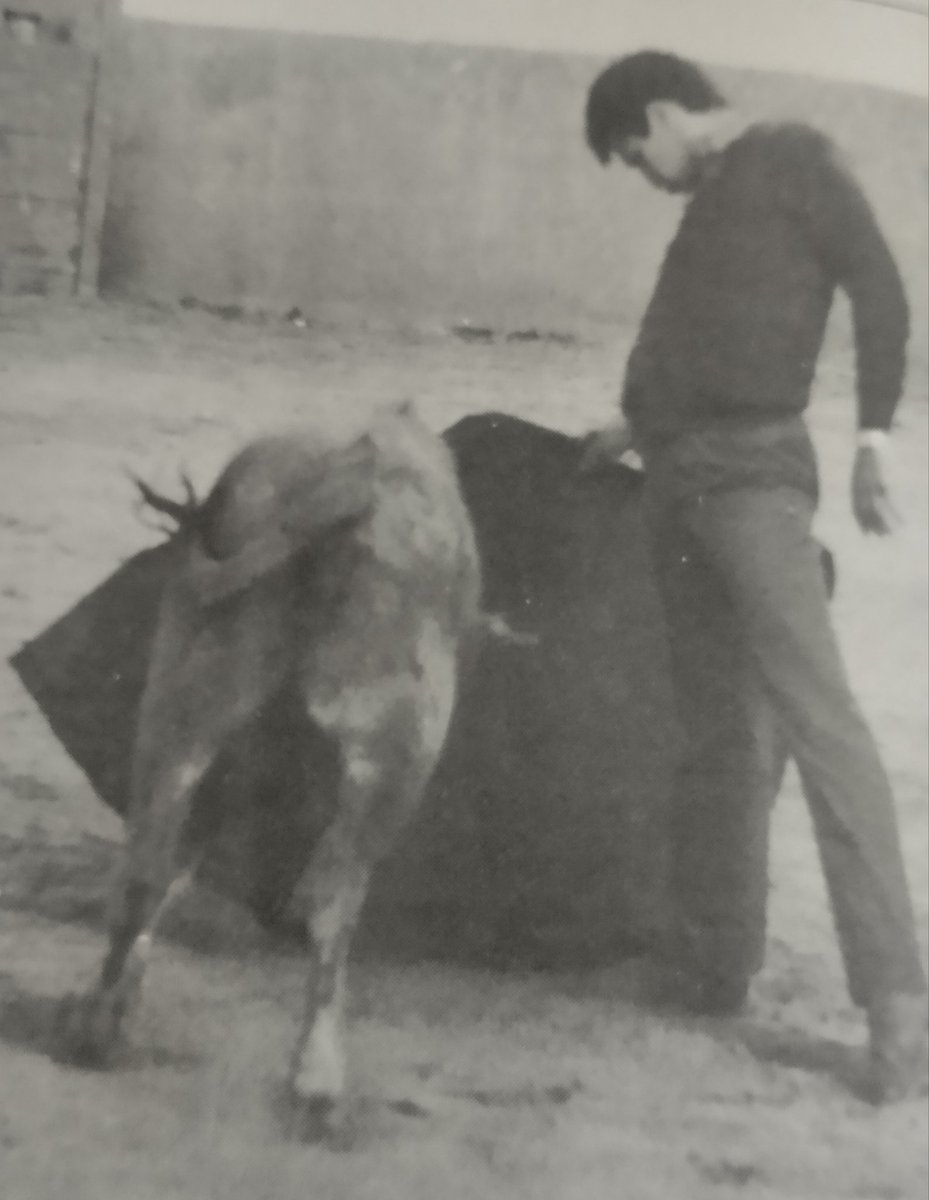 José Cubero "Yiyo" en San Fernando. Ese día de 1985 tentó con El Soro y Miguel Bienvenida y le regaló un capote a un chico llamado Vicente Moro. Yiyo bordó el toreo.  Alfonso Santiago <a href="/asantiagoloro/">Alfonso Santiago</a> en @porsiempreyiyo cuenta perfectamente la vida de José Cubero. Foto: <a href="/aplausos/">Aplausos</a>