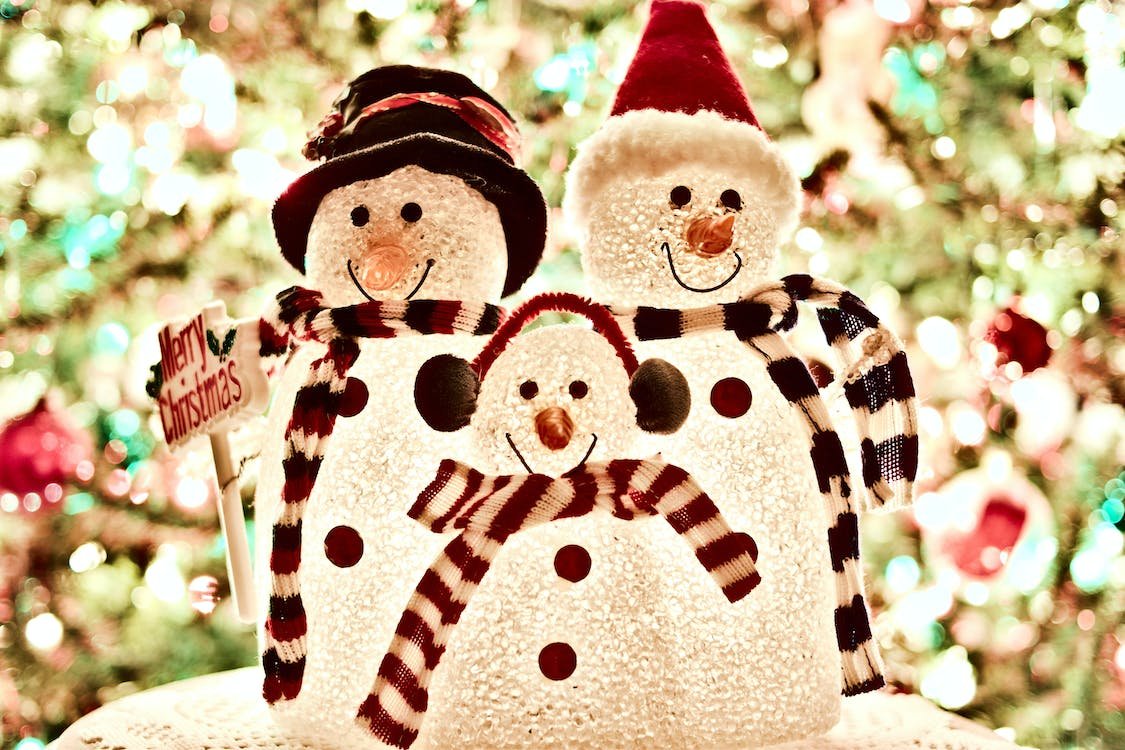 sanclemente01's tweet photo. One festive occasion combines the Glitz on Del Mar and the Holly Jolly Hoopla for a night of entertainment, cuisine, popcorn, hot chocolate, games, and snow in San Clemente. https://t.co/mfxNK59bZa https://t.co/cG6qFtUpjo