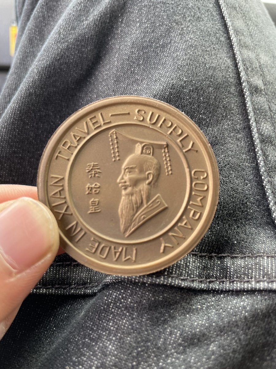 HIRO_VELL8's tweet photo. なんか高そうな記念硬貨っぽいの落ちてた🤣 https://t.co/JY1K4UtTEZ