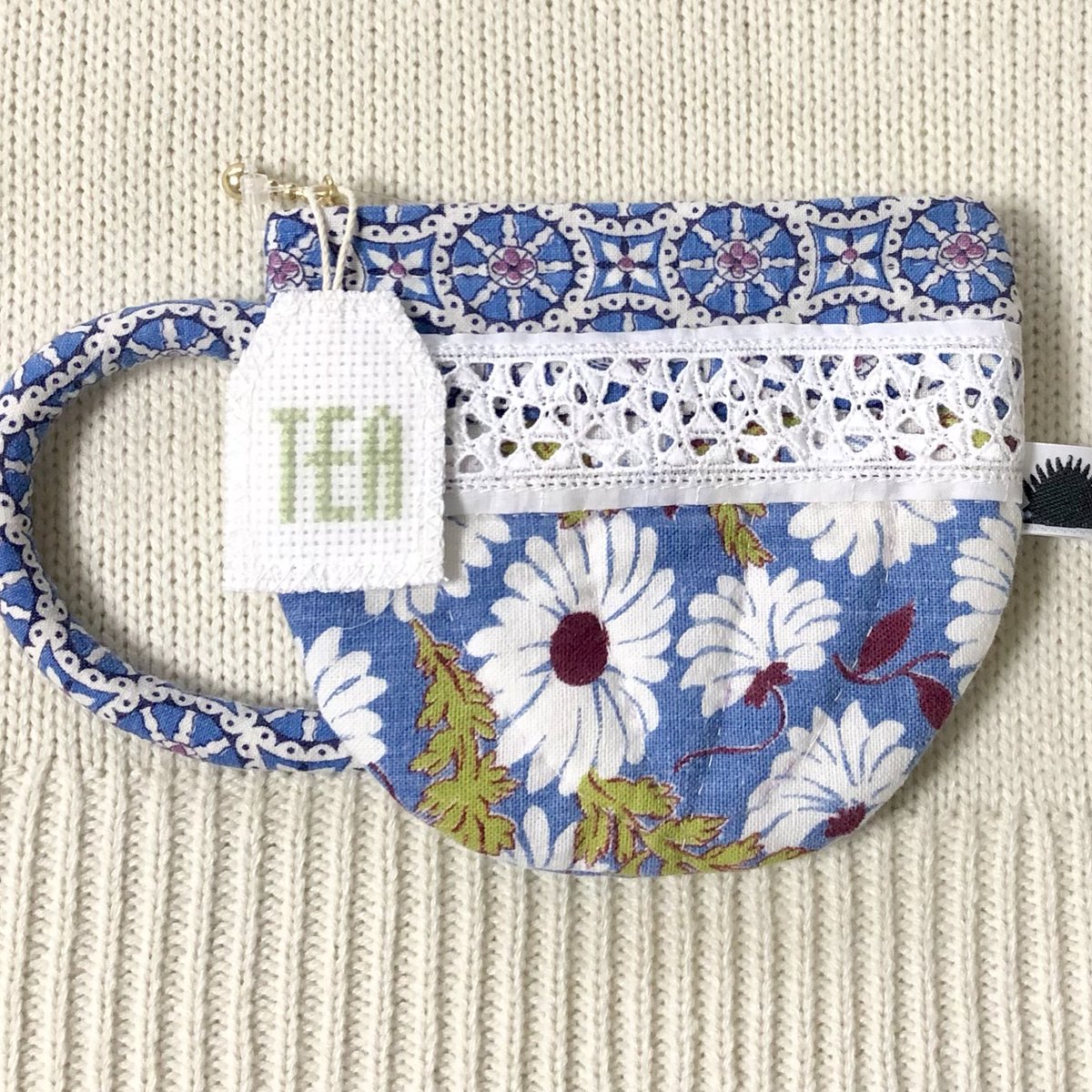 herisson_madame's tweet photo. 新作ティーカップポーチ。個性が強くてなかなか出番のなかった花柄。ブルーと白でまとめてみたらこんなにお上品なティーカップになりました✨あーかわいい!完成するといつも自分が欲しくなる。そんな作品ばかりです🥰
#マダムエリソン #フィードサック #madameherisson #feedsack https://t.co/fnJlpPHEnp