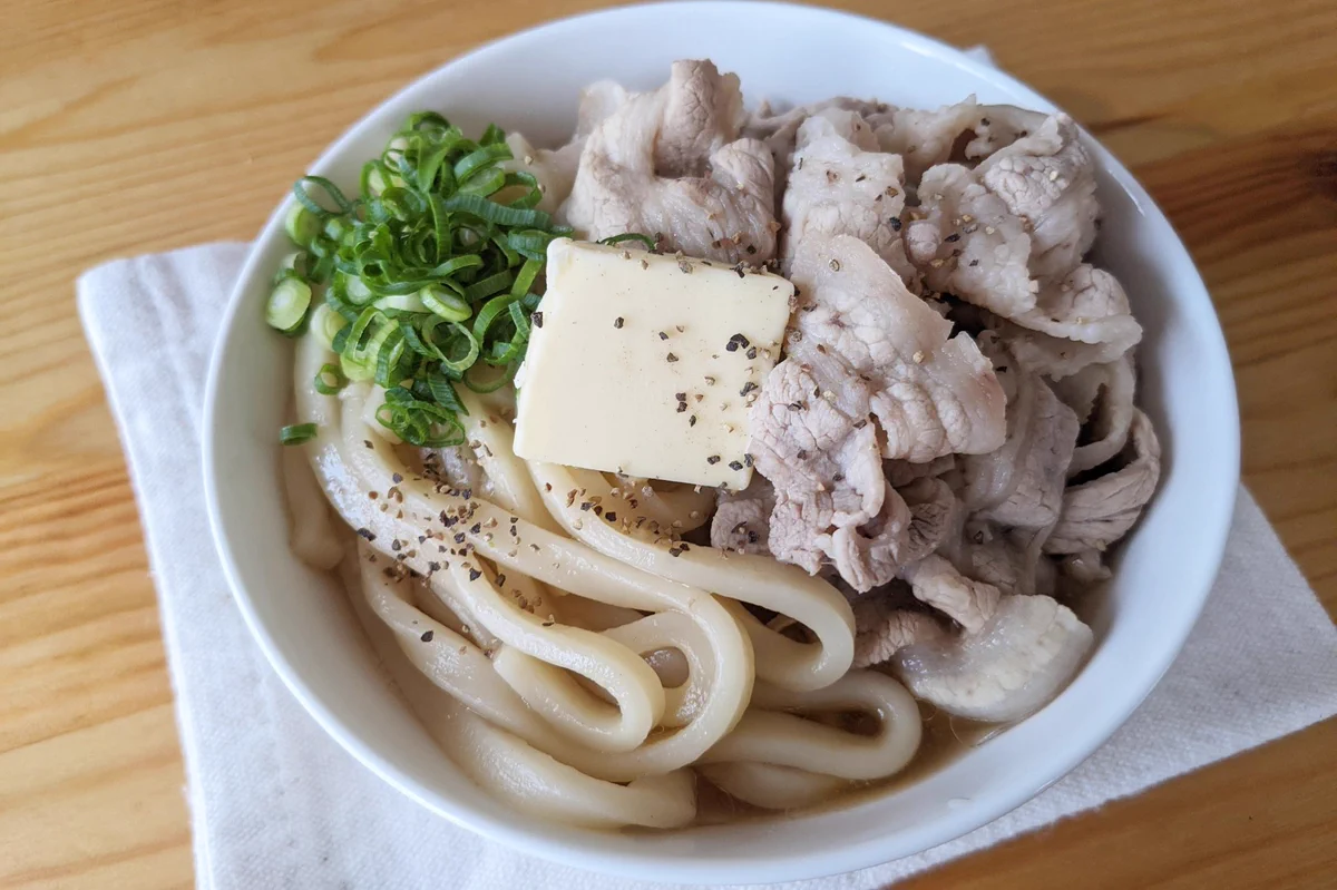 にんにく&バターの風味でお箸が進みそう！するする食べられちゃいそうな「うどん」レシピ！