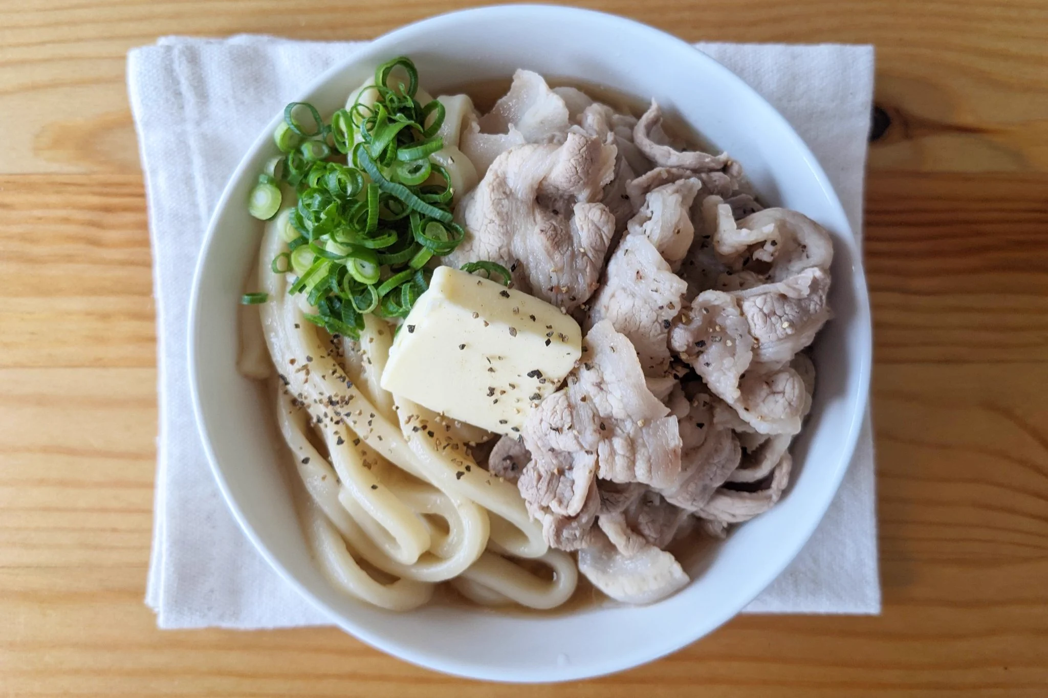 にんにく&バターの風味でお箸が進みそう！するする食べられちゃいそうな「うどん」レシピ！