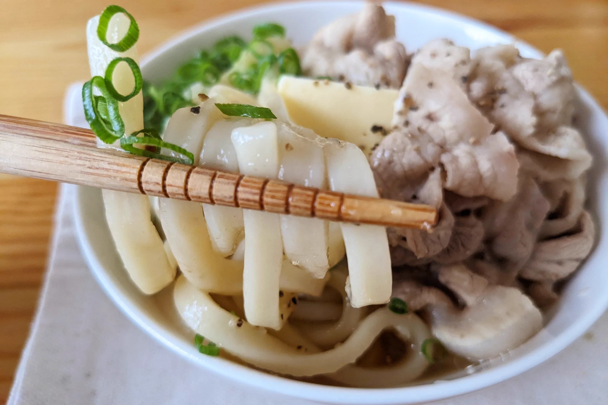 にんにく&バターの風味でお箸が進みそう！するする食べられちゃいそうな「うどん」レシピ！