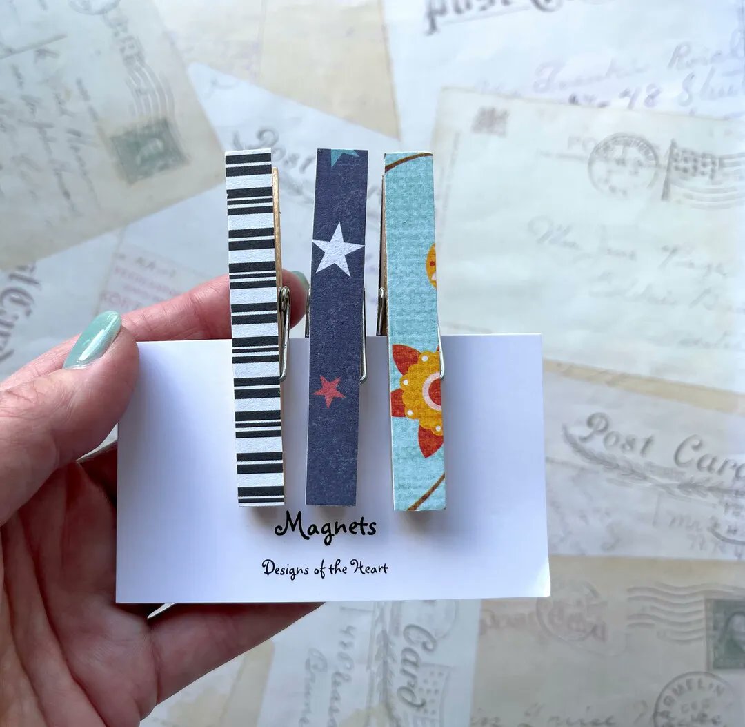 designsofheart's tweet image. Blue Stars and Stripes  Decorated Clothespins Fridge Magnets - Etsy Australia buff.ly/3UIxjI5 #magnets #noteholders #fridgemagnets #craft #etsy #etsyau #handmade #gift #stockingstuffers #stockingfillers #schoolnoteholder
