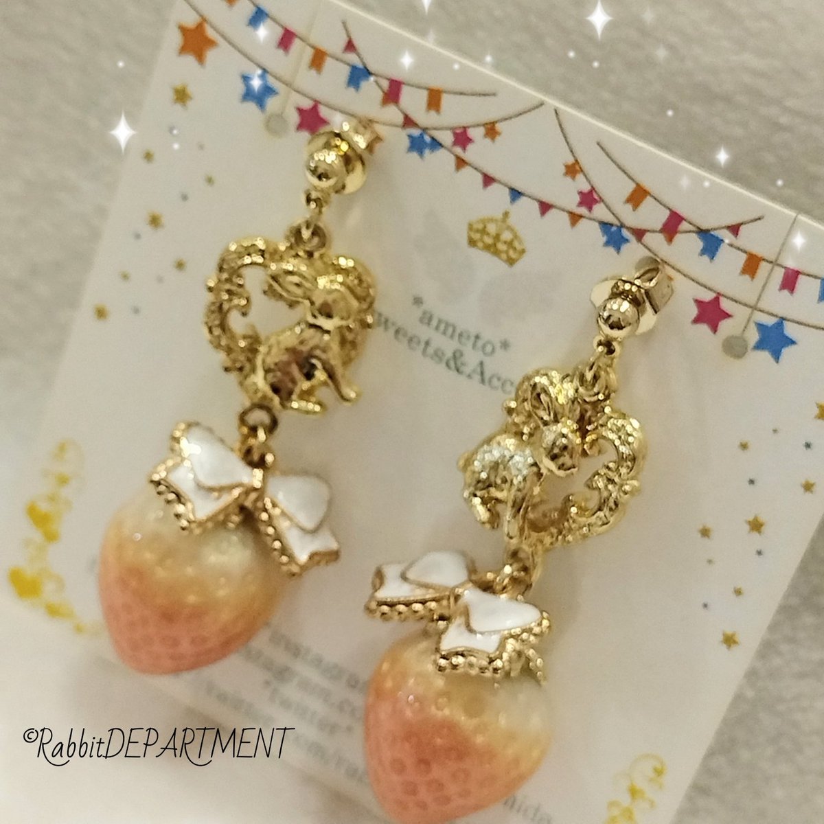 RabbitDEPARTME's tweet photo. 新宿店です🐰🎀
#ameto さんの手掛けるアクセサリーはゴージャスの中にも可愛いが散りばめられていてとってもオススメです🐰✨
是非お手にとってご覧下さいませ🎶
🐰ご来店お待ちしております🐰
#ラビットデパートメント
#新宿マルイアネックス
#アクセサリー
#ピアス
#うさぎ
#うさぎ雑貨 https://t.co/32QzazOhgj