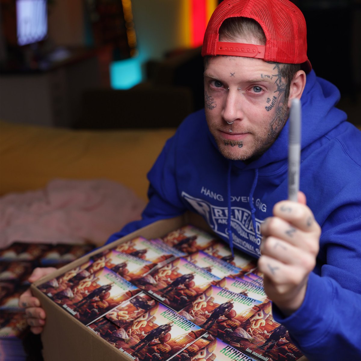 IAMTOMMACDONALD's tweet photo. Been autographing albums for 16hrs a day 😜 I’ll sign for a few more days then I’m done. Get ‘em signed while ya can! 1/2 of me feels like “My back is broken” &amp; the other half feels like “Look at how many folks want signed albums! This is SO cool” 🤣 HERE: https://t.co/rodXHT9doT https://t.co/bdh1sisF3G