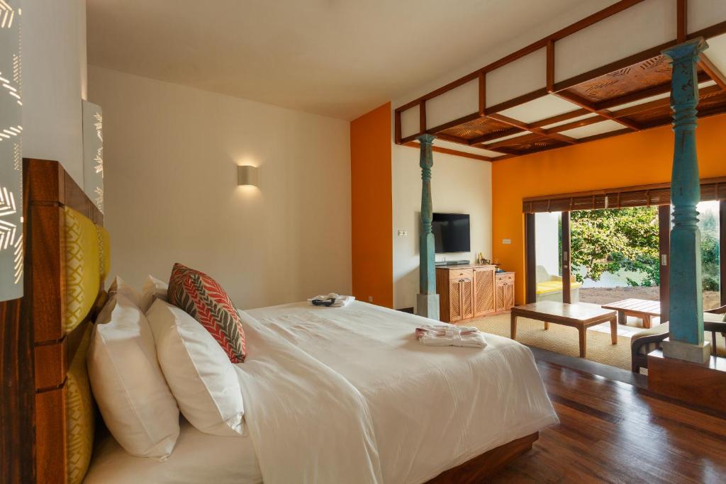 To romance-filled adventures in an oasis of endless blues 💙
Get swept up in love with our spacious suites