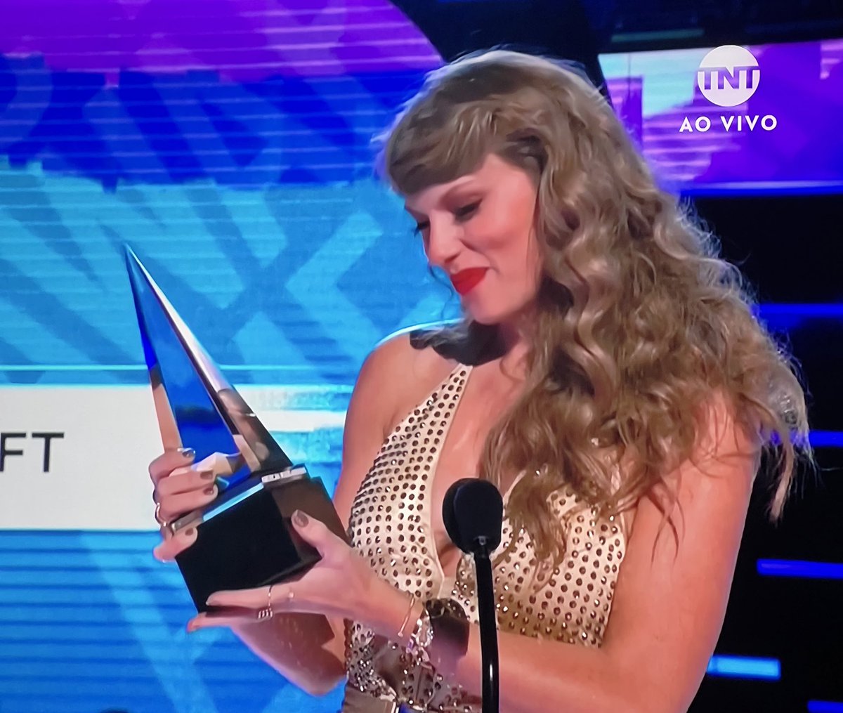 zendayats's tweet photo. é a 7ª vez que a taylor ganha como artist of the year e os haters ainda tentam rebaixar a loirinha né 
#AMAs https://t.co/gtBUxk9vwz