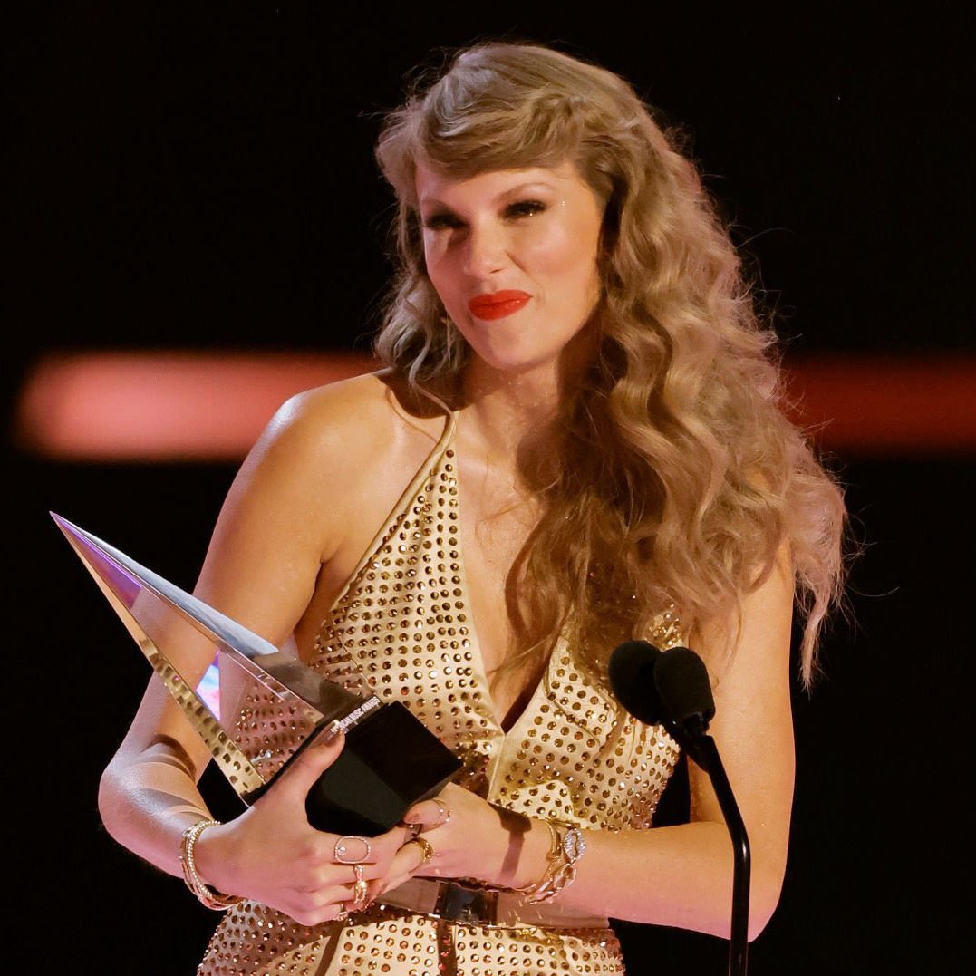 tswifterastour's tweet photo. 🚨| Taylor Swift has officially won ALL 6 of her nominations at the 2022 #AMAs! Congratulations! 🎉 https://t.co/OEMFmuT5wn
