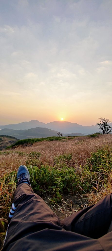 "Mai udna chahta hu 🕊️
Par mai girta hi rehta hu 🥲" 
Ratangad Trek.