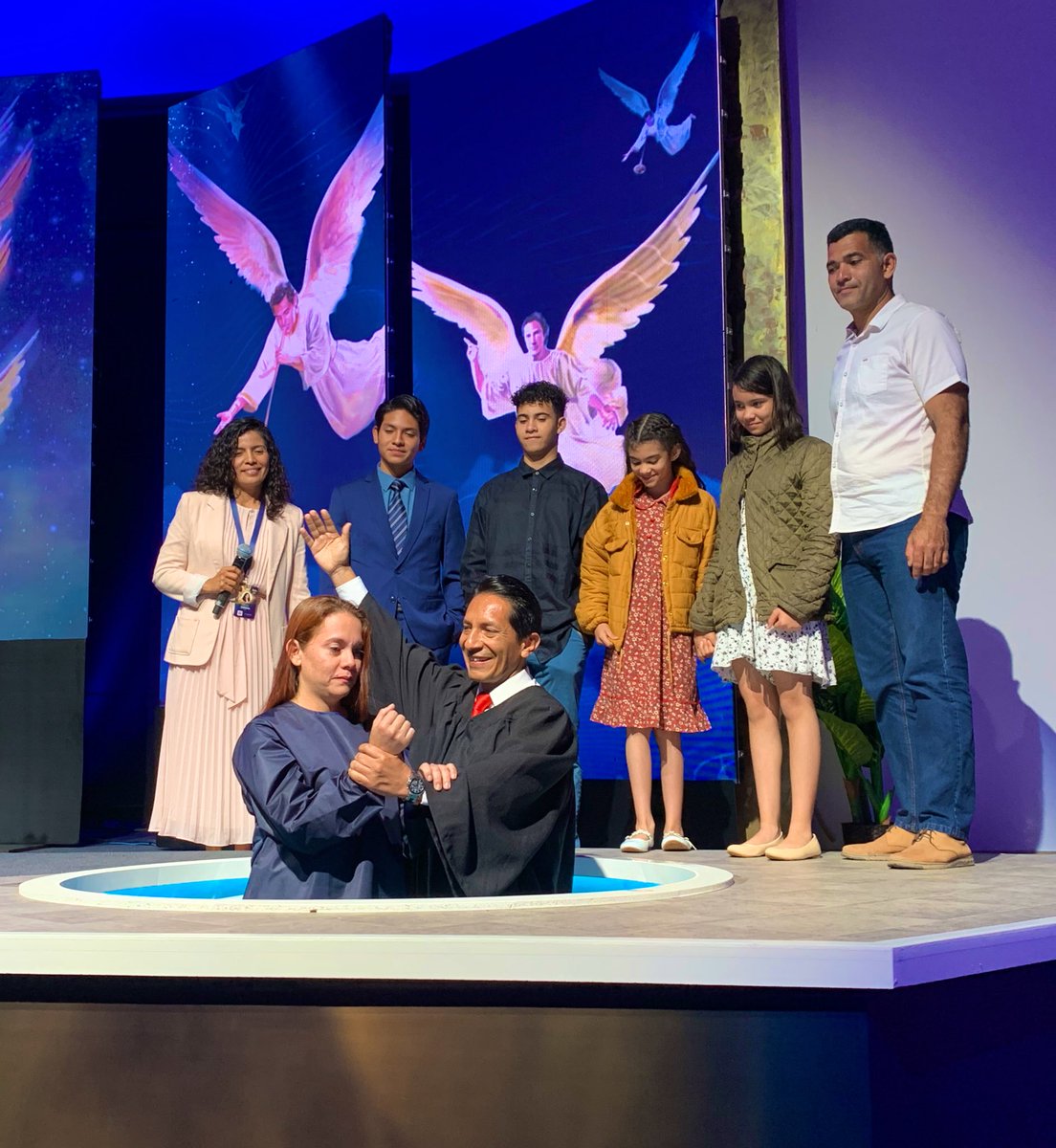 Hna. Elena Zubieta resaltó el papel de la mujer adventista en el hogar y en la misión de la iglesia. Como testimonio de conversión, Yomelis decidió ser bautizada en presencia de sus hijos y esposo y se comprometió en cuidar de su primer ministerio, su familia. ♥️🙏 #CongresoUPN