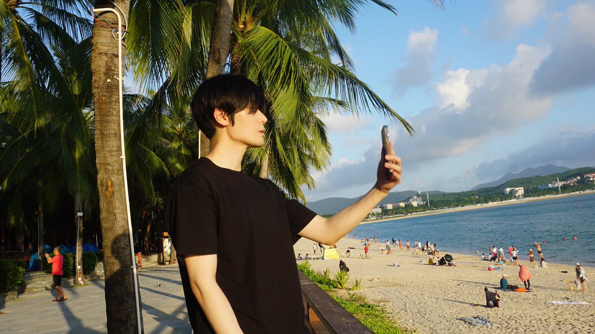 [Weibo translation #LiuHaikuan] 20221019

🌊: There are eight 8. How do you calculate them into 1000? 

Answer the question below👇🏻 

We all have it but barely use it. What is it? (📣 give you a hint :  __袋)

#หลิวไห่ควาน
#刘海宽