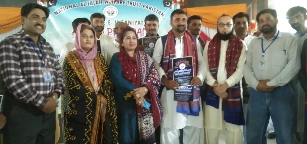 محترم محمد علی شیخ کا شکر گزار ہوں جنہوں نے سماجی خدمات کے عیوض خدمت انسان ایوارڈ سے نوازا، الواحدی گروپ کے چیئرمین محترم سمیع اللہ واحدی صاحب سے ایوارڈ وصول کرتے ہوئے ڈاکٹر بھاگچند اور  سورمی ڈولپمنٹ ستھ کی سربراہ ماروی عابدہ سموں اور مختلف سماجی شخصیات کے ہمراہ گروپ فوٹو b