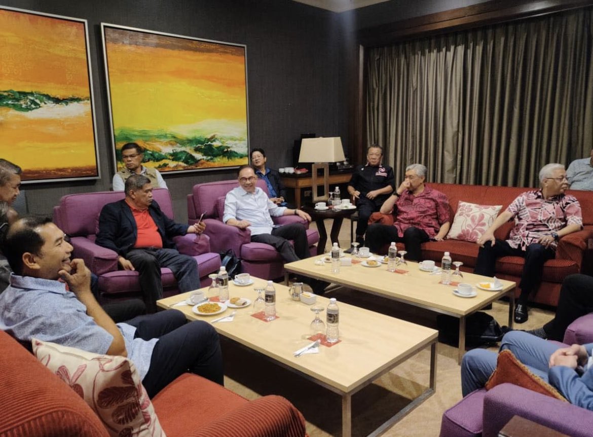hakim_mazeli's tweet photo. @AdamAdli ni @rafiziramli 😂 https://t.co/XiewZDRImy