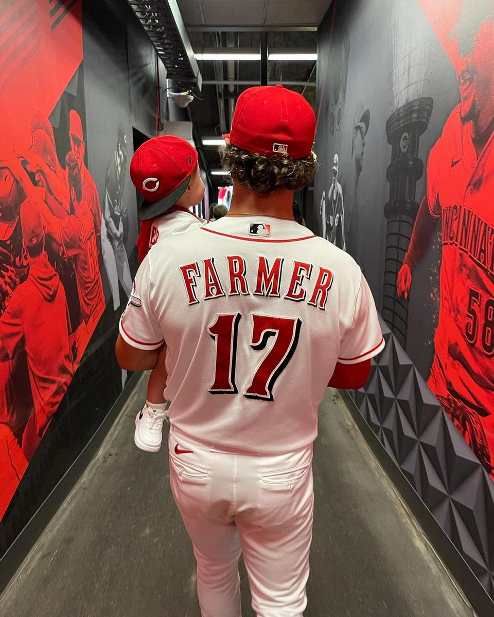 Kyle Farmer said goodbye to Reds Country with this awesome pic.

Good luck with the Twins, FarmDawg! ❤️