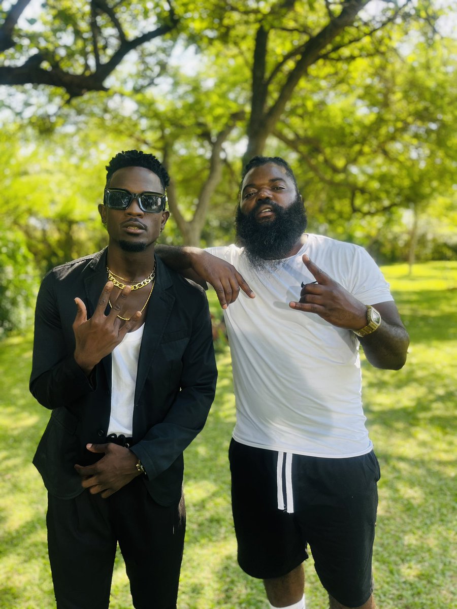 ZarTheSupreme's tweet photo. Humble down to earth brother CHILE ONE 🙏🏾🙌🏾💪🏾 #headphonemusic #upfrontfilms https://t.co/Fhj7bKwp9D