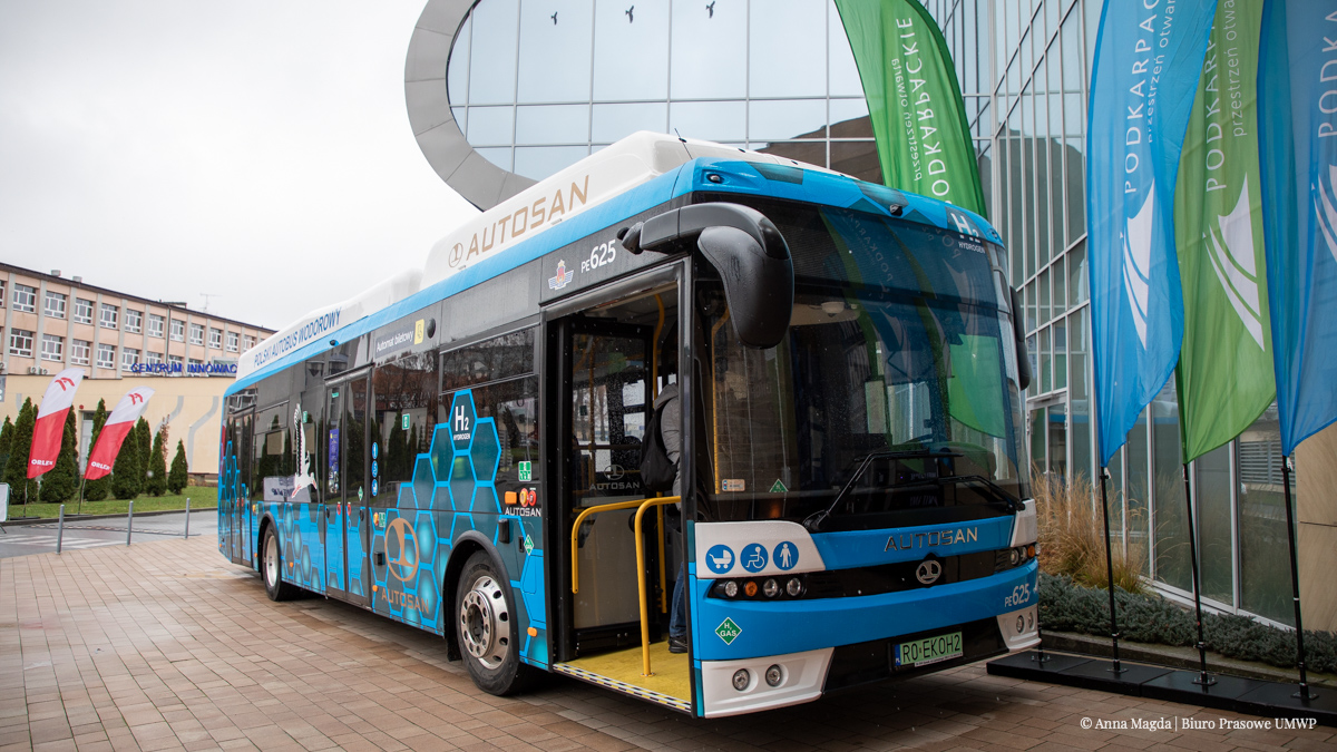 AUTOSANsp's tweet photo. Pan Prezydent @AndrzejDuda odwiedził nasz autobus wodorowy #AUTOSAN #SANCITY 12LFH zaprezentowany w trakcie wydarzenia #Kongres590 https://t.co/dDIENX70UU
