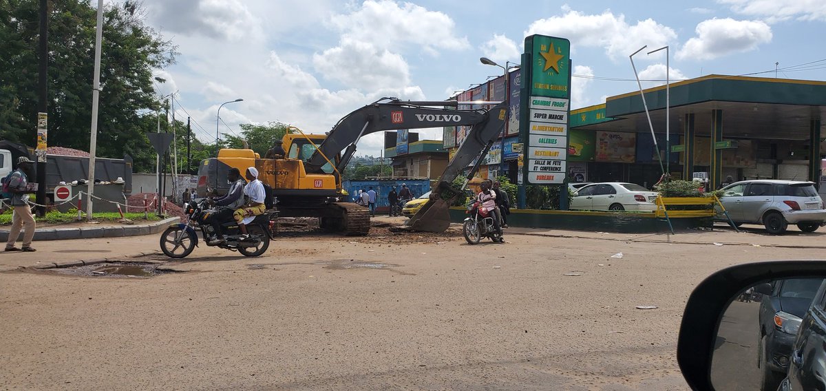 AlainDJATE's tweet image. Cette façon de bloquer les routes parmi les plus fréquentées, sans disposition de déviation, précautions policières, ni avertissement est révélatrice d'une #insolence sans nom envers les usagers. Tout un quartier bloqué. Et la vie continue ! #colère #rage #indignation