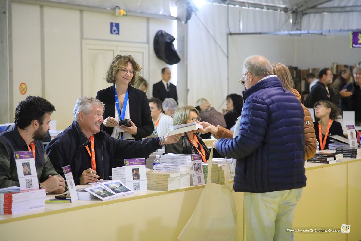VilleDeToulon's tweet photo. Rencontres, débats, spectacles, lectures immersives, dédicaces... Retour en images sur trois jours de fête du livre à #Toulon 😍📚 https://t.co/XRRrPO3IMB