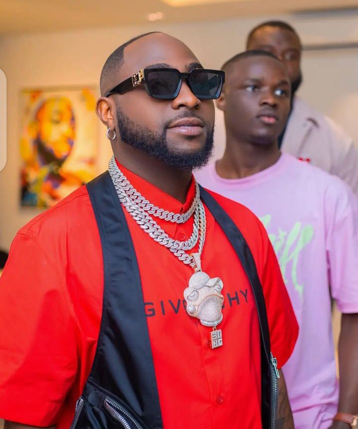 Happy birthday to the leader of the 30BG, money making machine. @davido God's blessing be sufficient for you. Gbolagaaaa 👊👊👊❤️❤️❤️